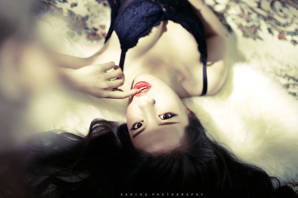 美艳少妇红唇复古热辣翘臀性感写真