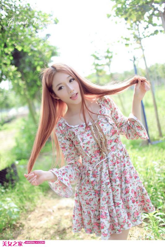 甜美萌妹子户外写真拍摄