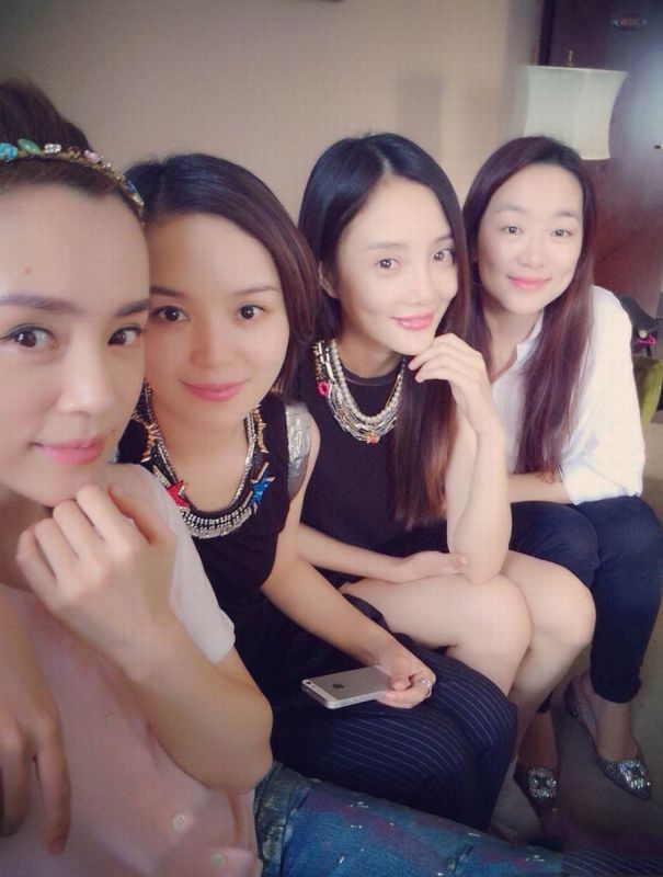 李小璐与朋友素颜生活照