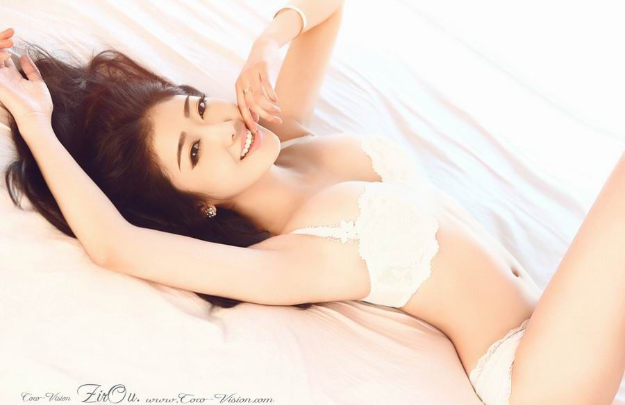 爆乳美女性感身材迷人写真