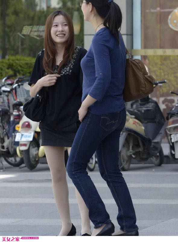 街拍牛仔裤妹纸与短裙丝袜美眉