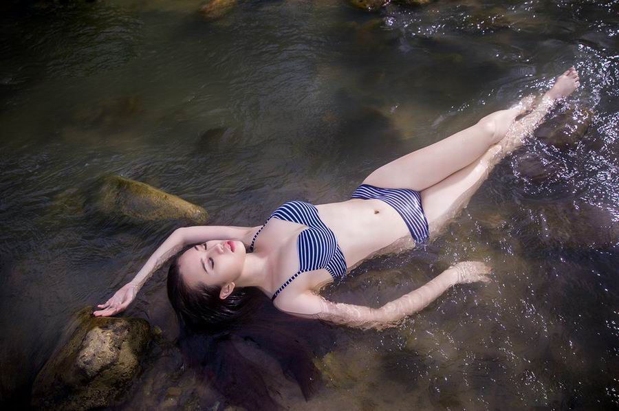 比基尼美女紫婷清溪雪肌迷人写真