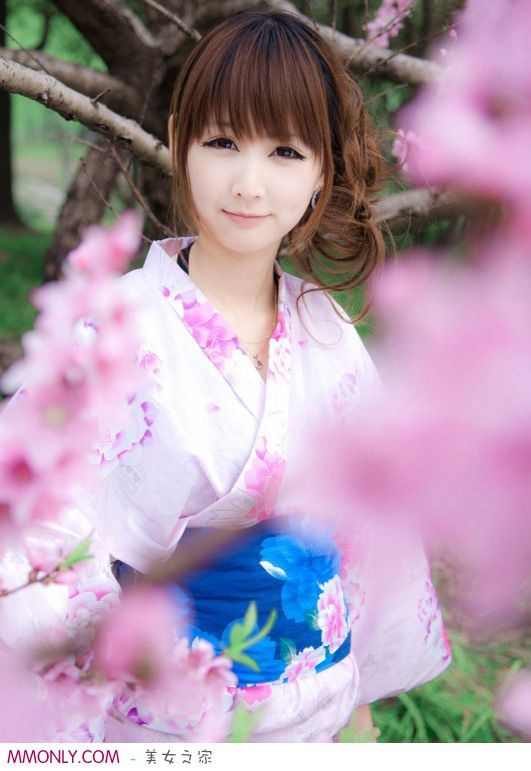 樱花下的萌妹子可爱迷人写真