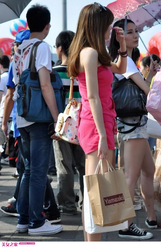 街拍红短裤美女写真集
