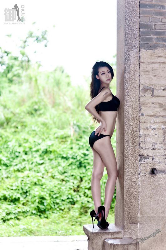 极品长腿美女废墟建筑里上演性感内衣诱惑