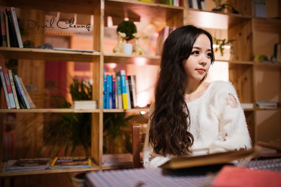 清纯萝莉室内夜拍魅力十足