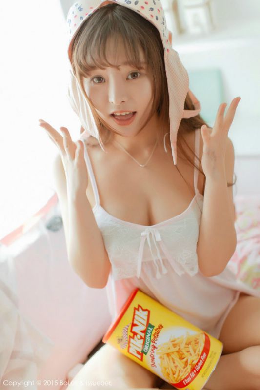 爱吃零食美少女私房睡衣迷人大胸