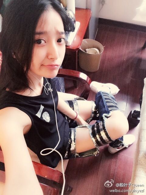 殷叶子嘟嘴可爱迷人自拍照