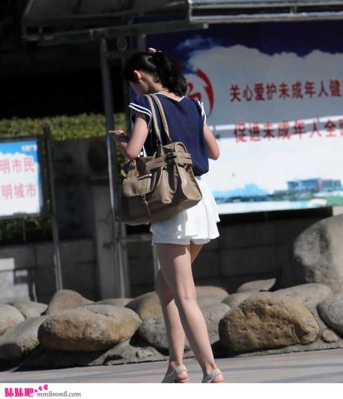 夏日短裙美女街头诱惑写真