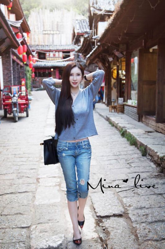 气质混血美女咪娜高清街拍照