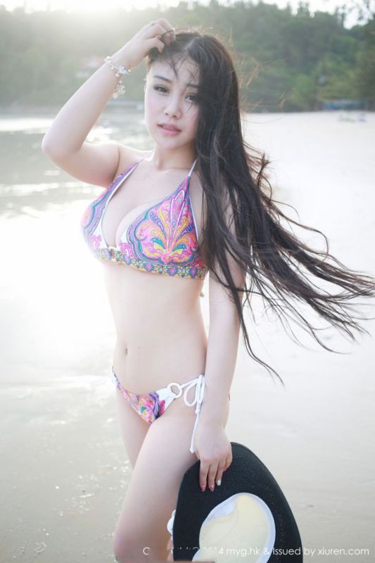 大胸美女海边碎花比基尼清爽写照