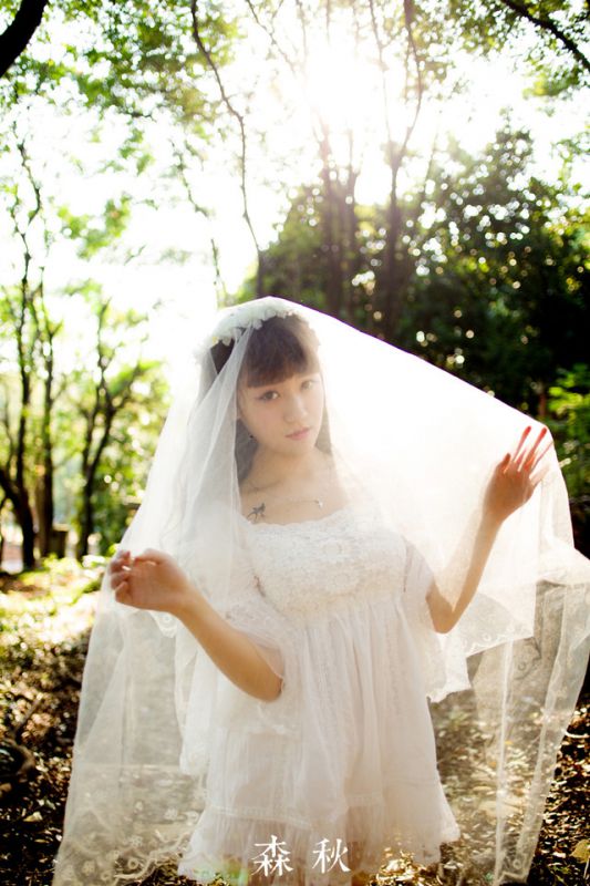 白裙美女唯美户外高清写真