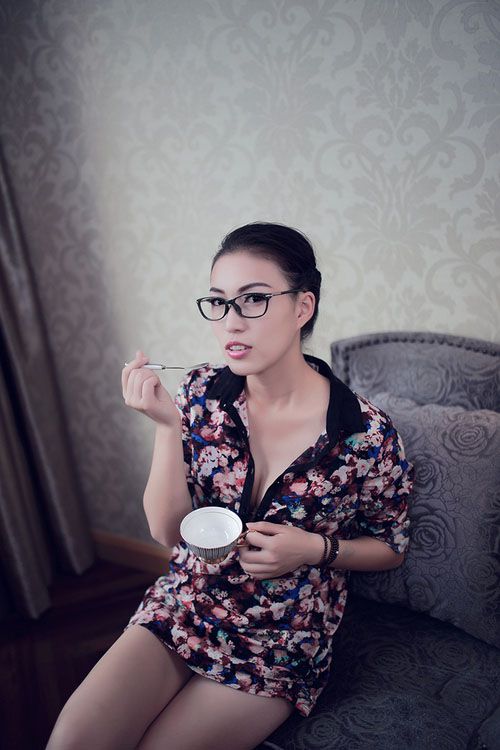 气质长腿美臀少妇撩人姿势高清写真
