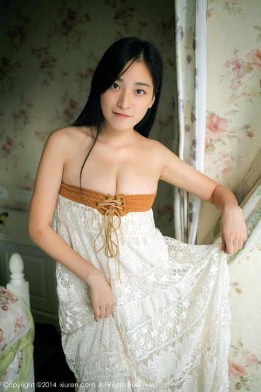长裙少女迷人大胸私房诱惑