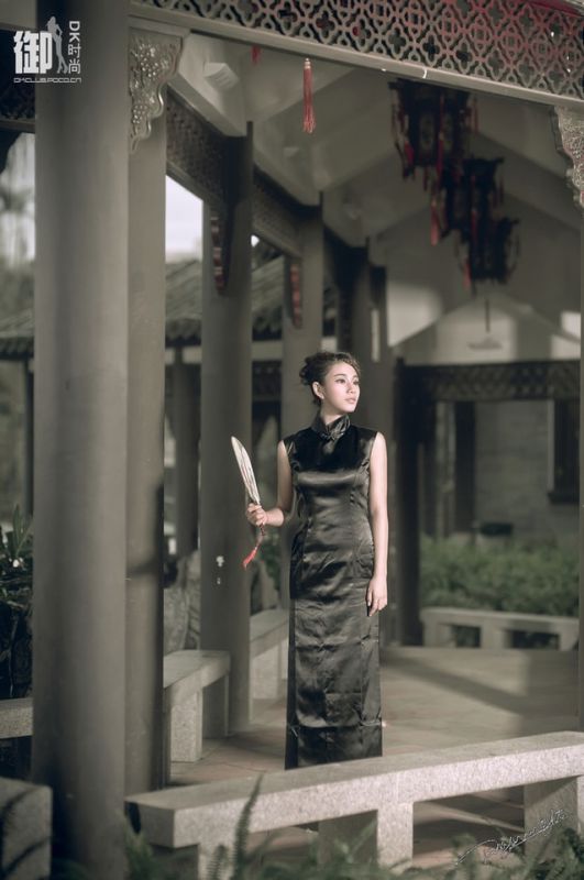古典旗袍美女荷塘月色中唯美写真图片