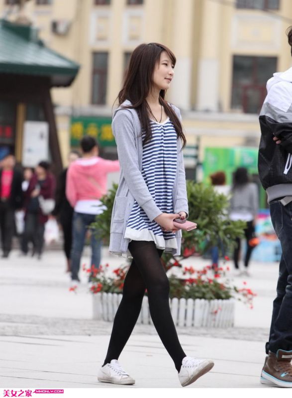 短裙丝袜美女街头写真