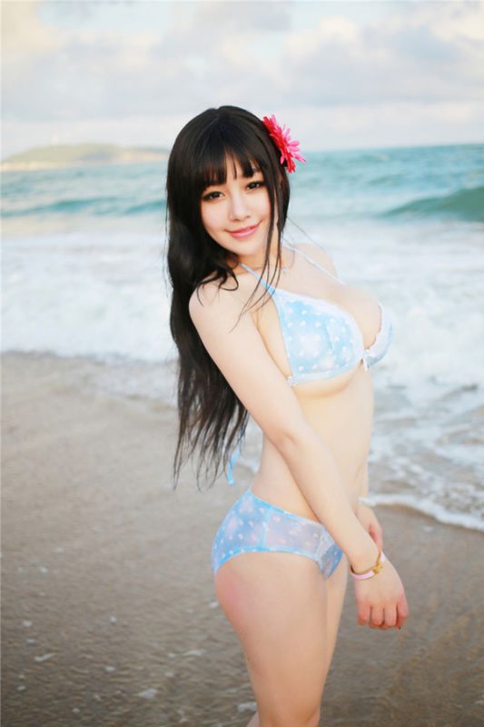 秀人模特可儿巨乳翘臀沙滩唯美写真