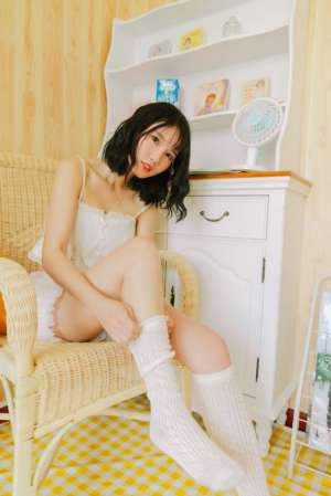 00后清纯软妹闺房穿脱丝袜养眼美艳写真