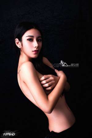 超性感美女秀长腿显迷人曲线