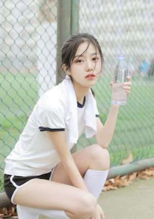 校园清纯气质女神操场阳光白丝美腿火辣写真图片
