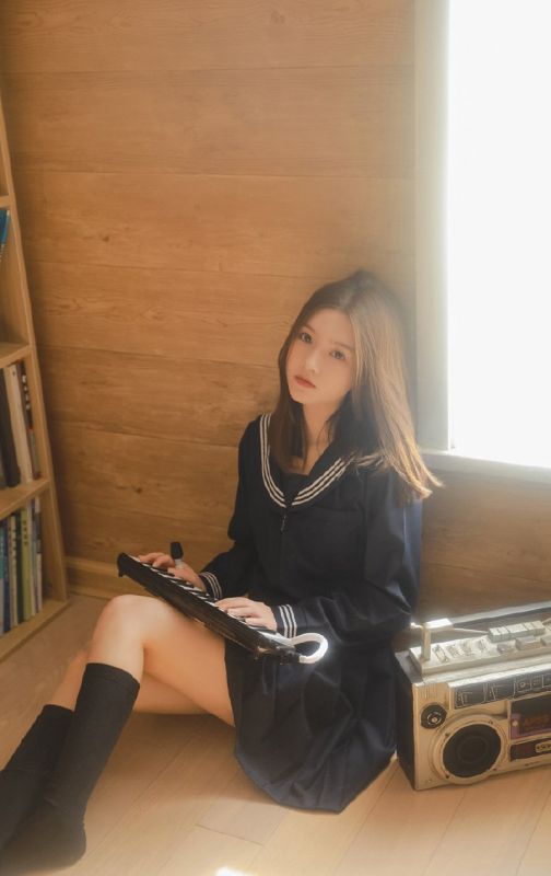 日本校园美女水手服学生妹丝袜诱惑室内图片