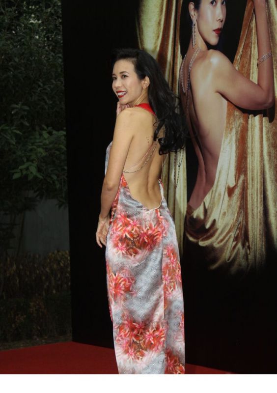 莫文蔚裸背高叉长裙露美腿写真
