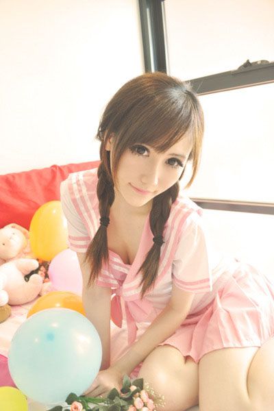 短裙萌妹子闺房迷人写真
