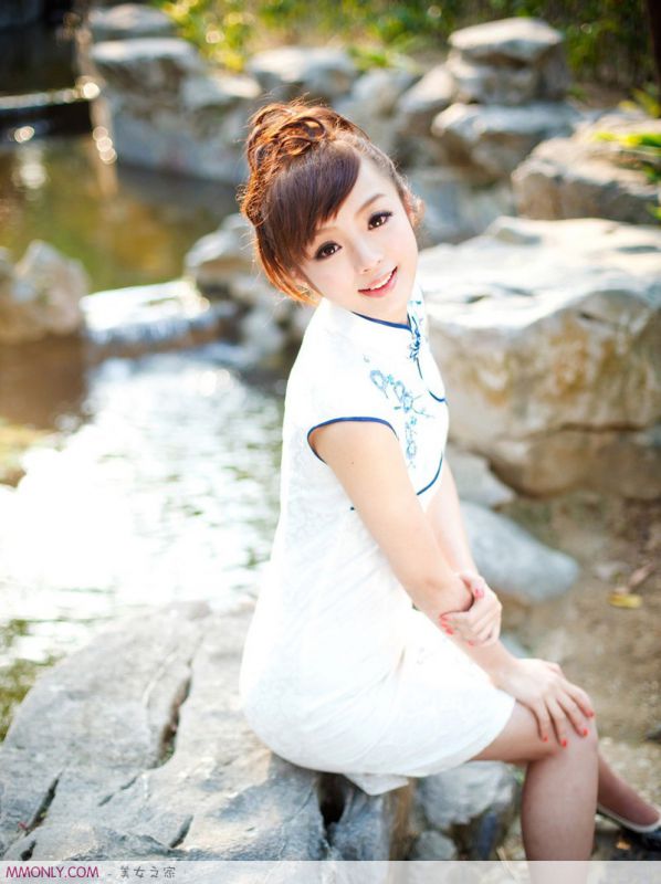 中国古典美女黄诗思户外唯美旗袍写真
