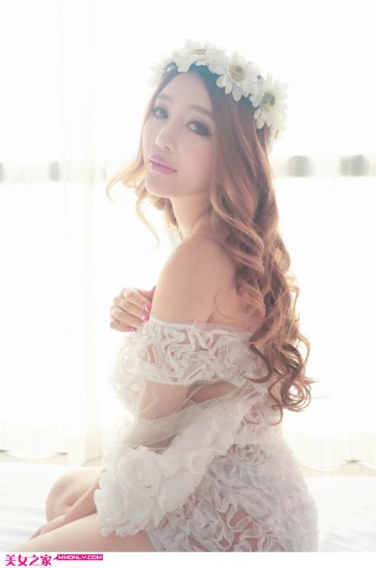 白色纱裙小美女犹如迷人花仙子写真