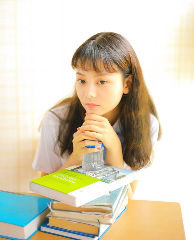 极品日本校园麻花辫美女素人教室白丝美腿诱惑写真