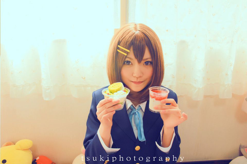 轻音少女cosplay写真显甜美笑容
