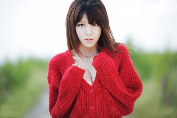 红衣萌妹子显露大胸野外写真