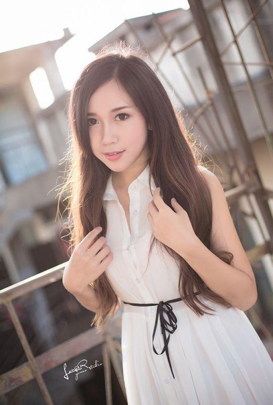甜美白裙女孩迷人街拍照