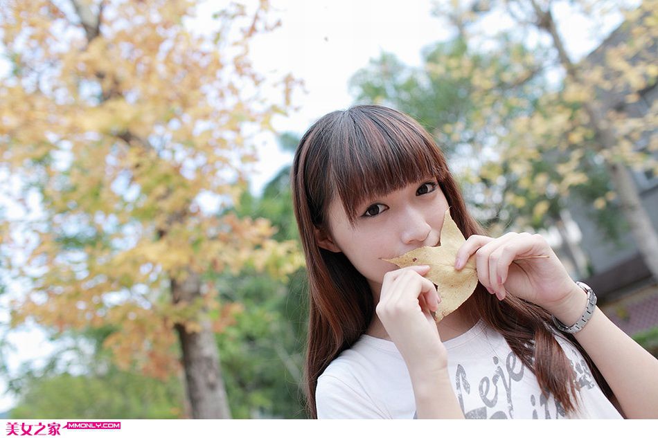 活泼清纯萌妹子秋日高清写真