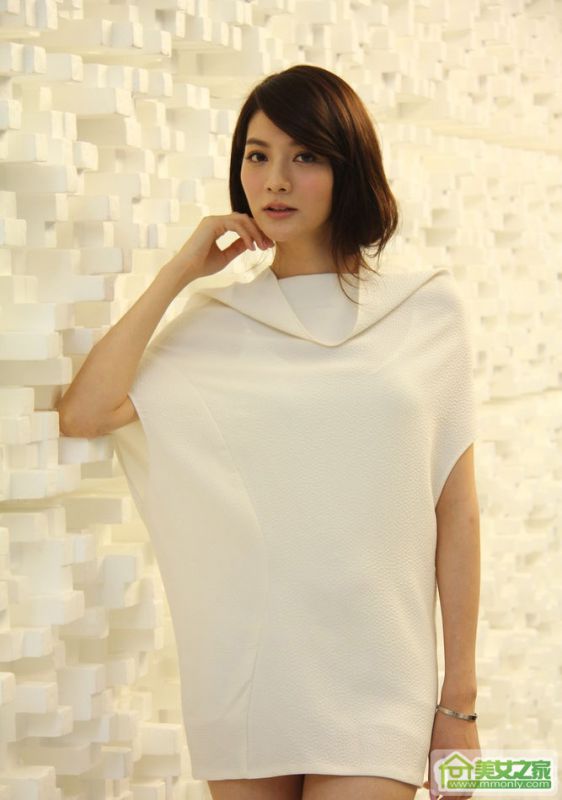 台湾美女吴亚馨短裙性感美腿秀