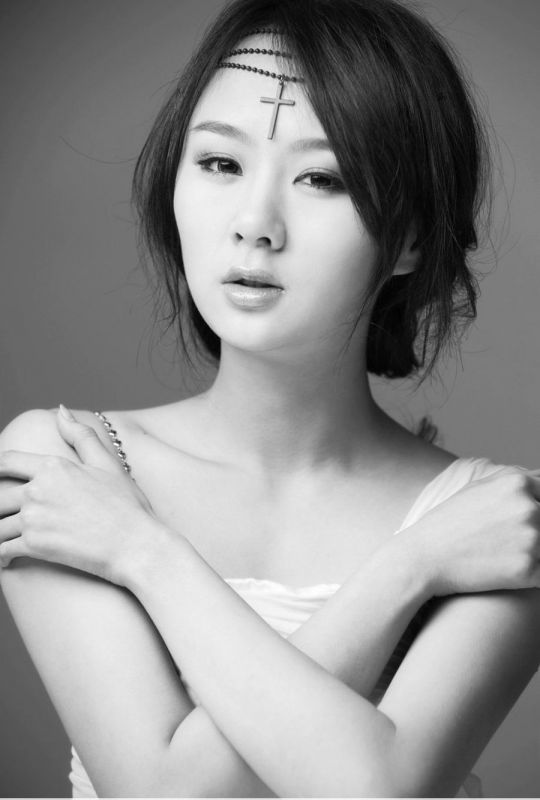 妩媚爆乳萌妹子泳池性感写真