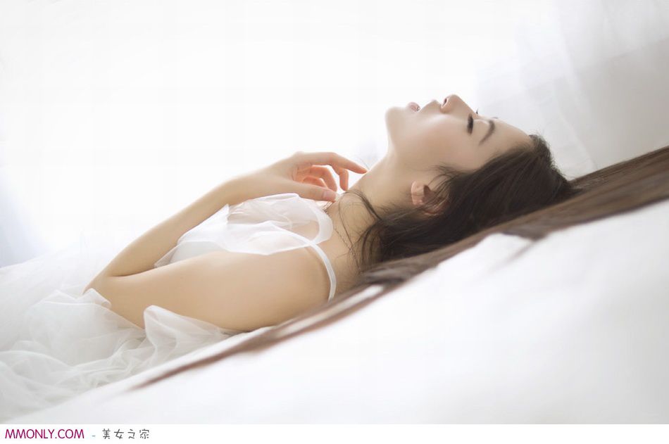 白色衬衫萌妹子私房诱惑写真