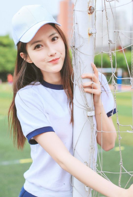 校花女神运动服性感养眼白丝美腿写真