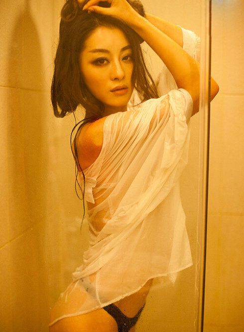 丁字裤美女浴室湿身性感写真