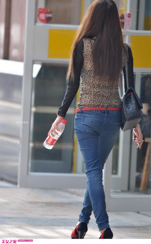 街拍牛仔裤美女豹纹上衣性感美丽