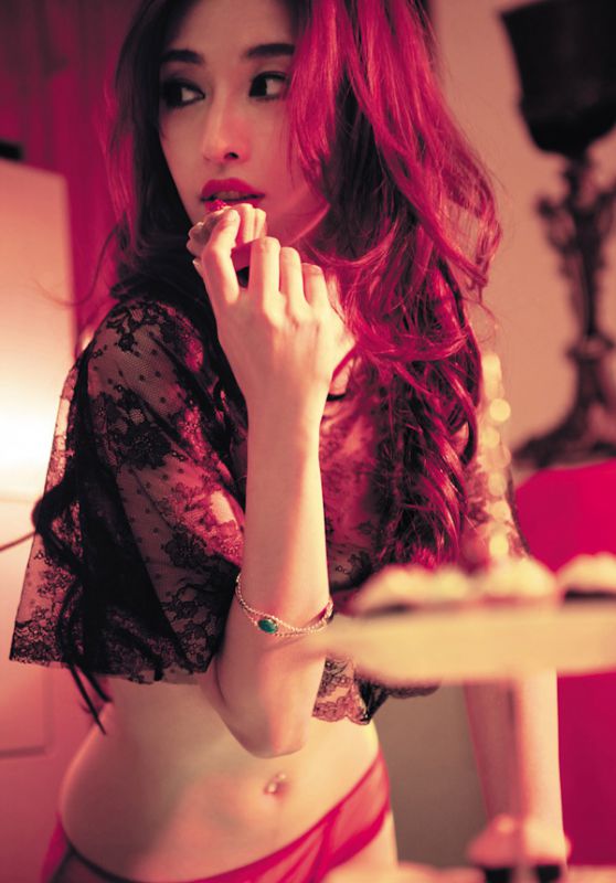 性感美女张俪《男人装》私房写真