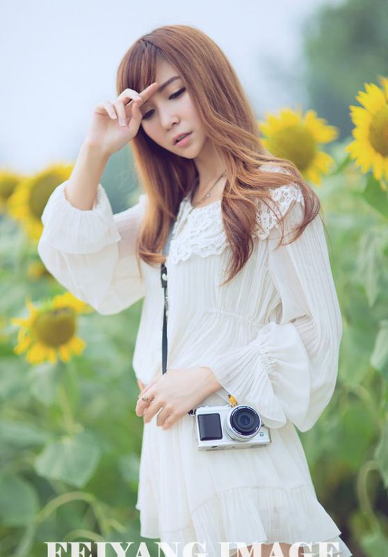 向日葵园萌妹子户外写真拍摄