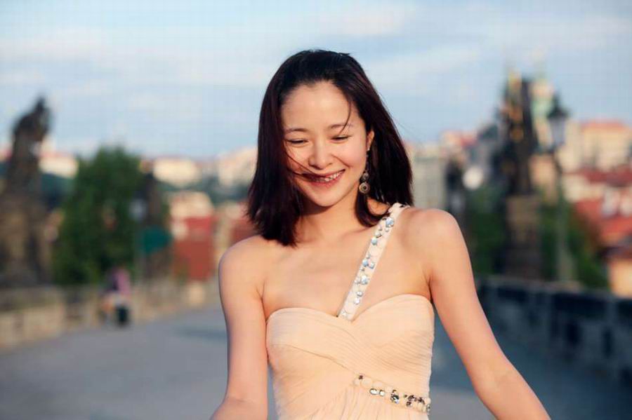 清纯可人江一燕酥胸诱惑写真