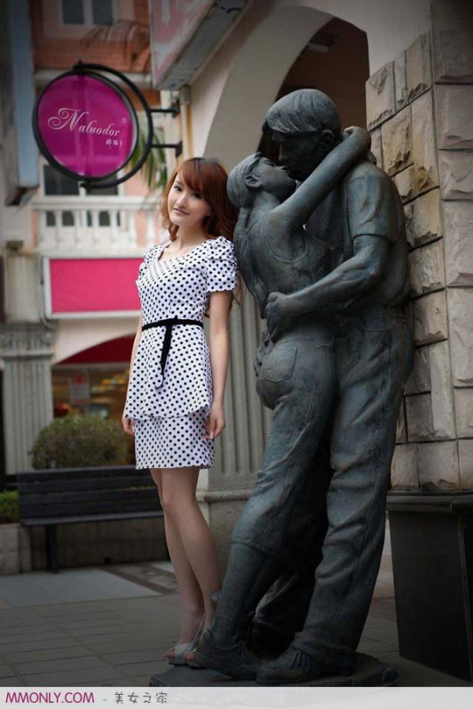 街拍翘臀萌妹子迷人写真