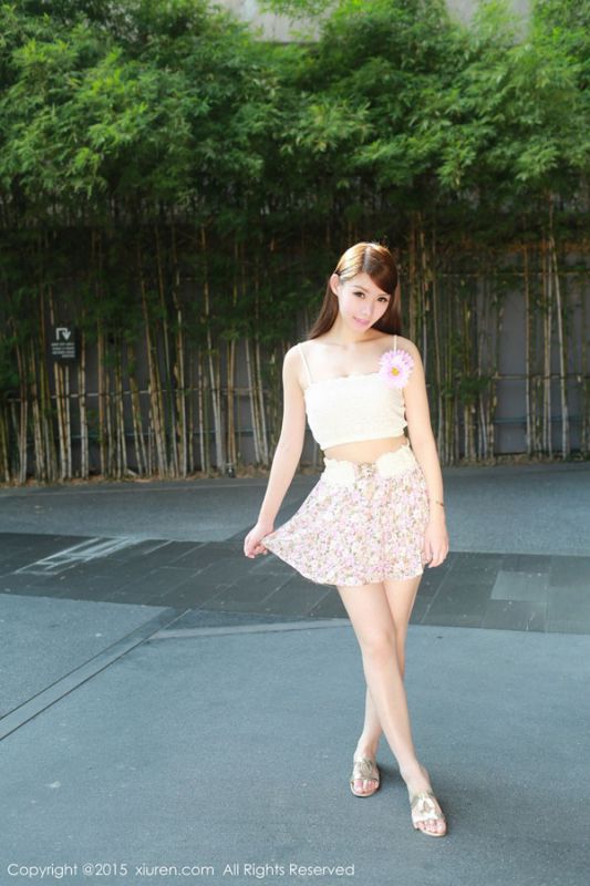 清纯美女美妙娇躯诱人大胸户外写真
