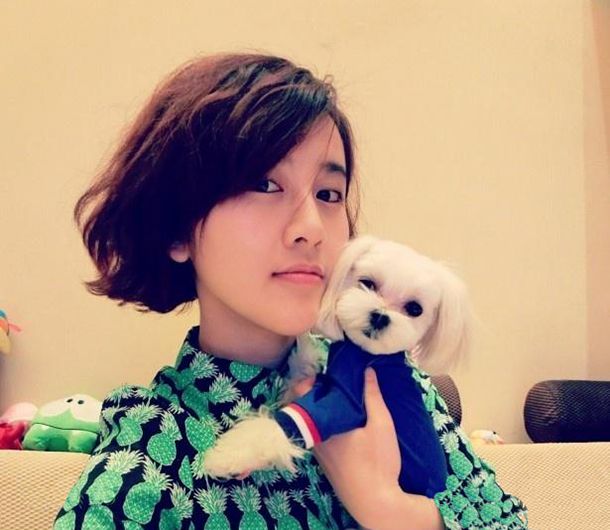 清纯美女夏梓桐携宠物参加电影宣传