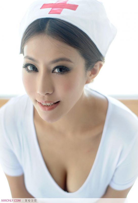 爆乳美女演绎性感护士制服写真