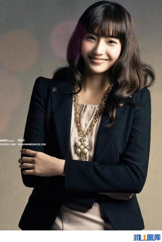 美女韩彩英服装代言显熟女气质