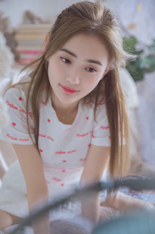 长发乙女白丝丝美足清秀美女写真图片