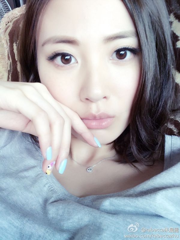 性感女神朱晨丽迷人自拍照